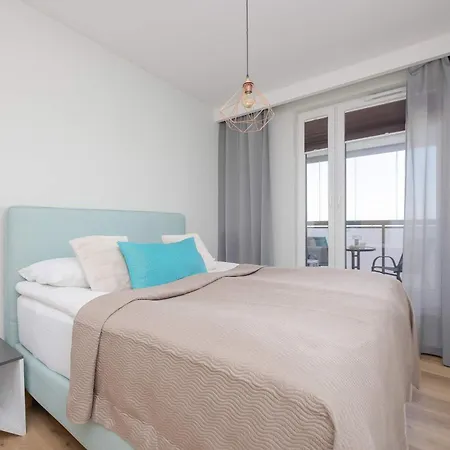 Functional With Air Conditioning Parking & Balcony By Renters *