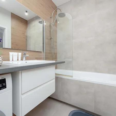 Functional With Air Conditioning Parking & Balcony By Renters *